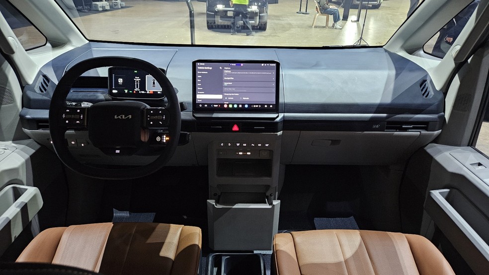 Kia PV5 oferece central multimídia de 12,9 polegadas, e motoristas da Uber poderão geranciar corridas diretamente pela tela — Foto: Leonardo Felix/Auto News Brasil