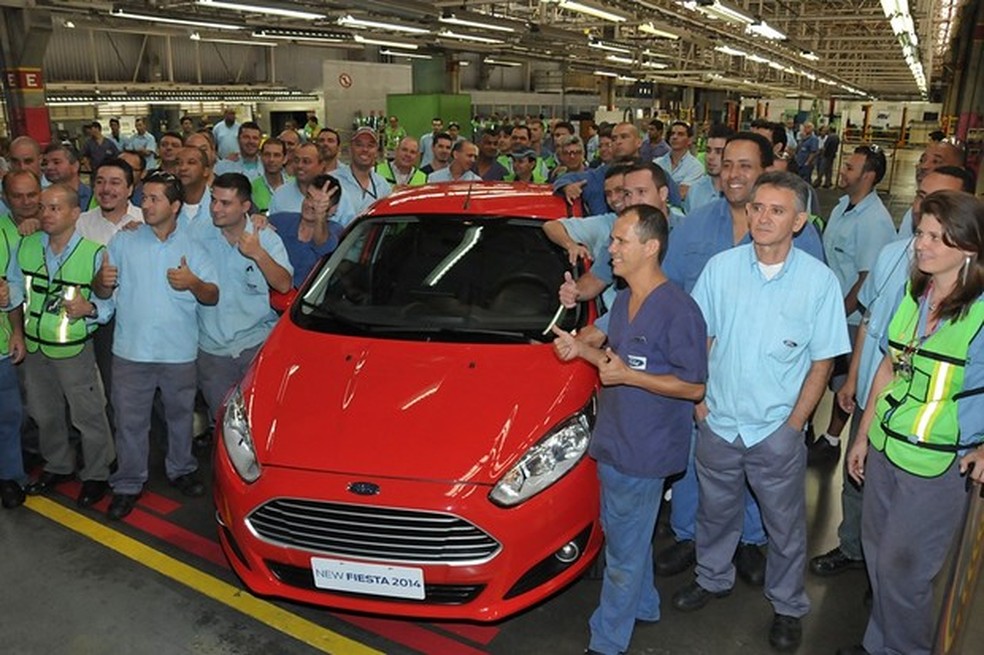Funcionários posam com 1ª unidade do New Fiesta produzida em SBC (Foto: Divulgação) — Foto: Auto Esporte