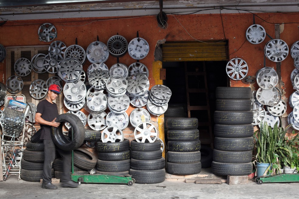 Nem sempre os pneus usados para remoldagem estão em boas condições — Foto: Getty Images