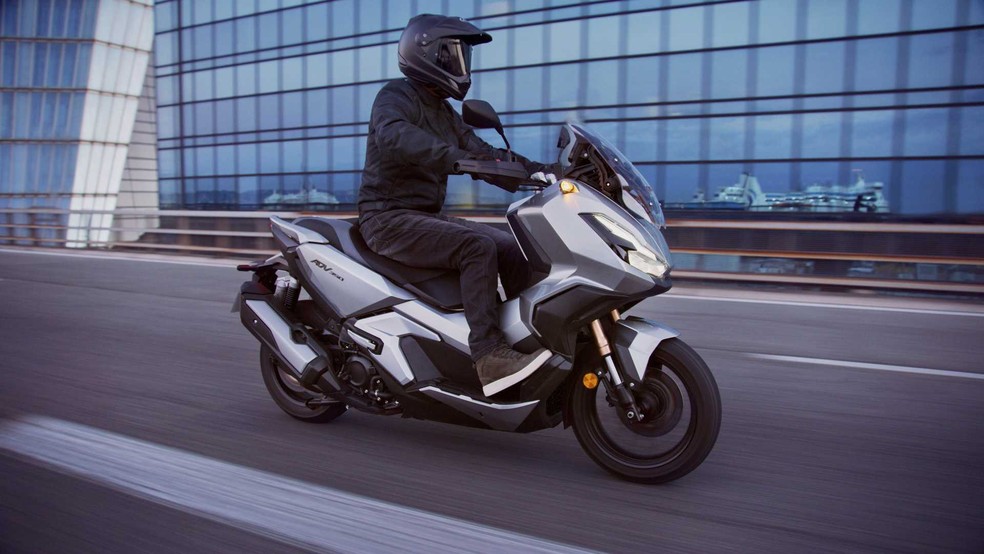 Honda estreia sua moto elétrica nas pistas de motocross com bons