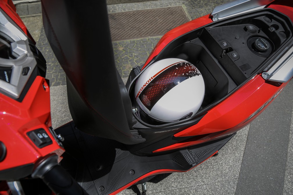 Compartimento de bagagens embaixo do banco do Honda Elite 125 — Foto: Honda/Divulgação