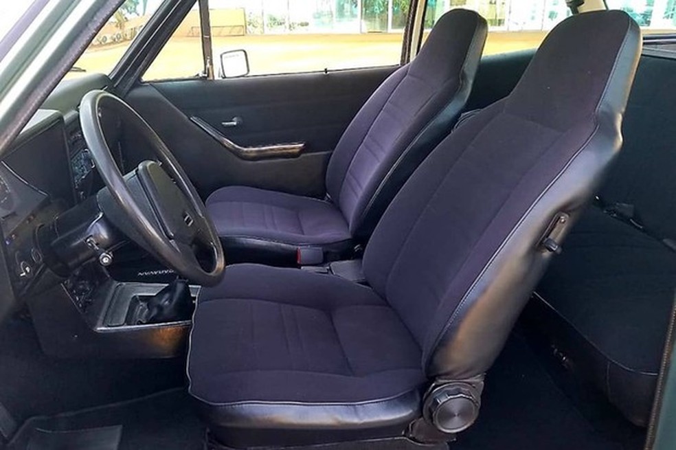 Bancos de tecido são originais e estão em estado razoável (Foto: Ronaldo Noli/Reprodução) — Foto: Auto Esporte