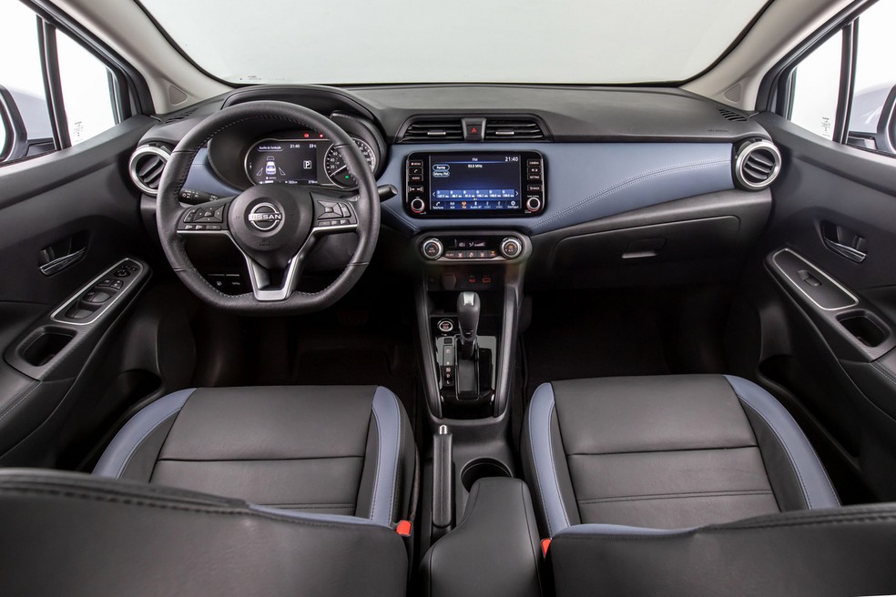 Nissan Versa 2024 pode ter o interior em dois tons na versão mais cara, a Exclusive  — Foto: Divulgação 