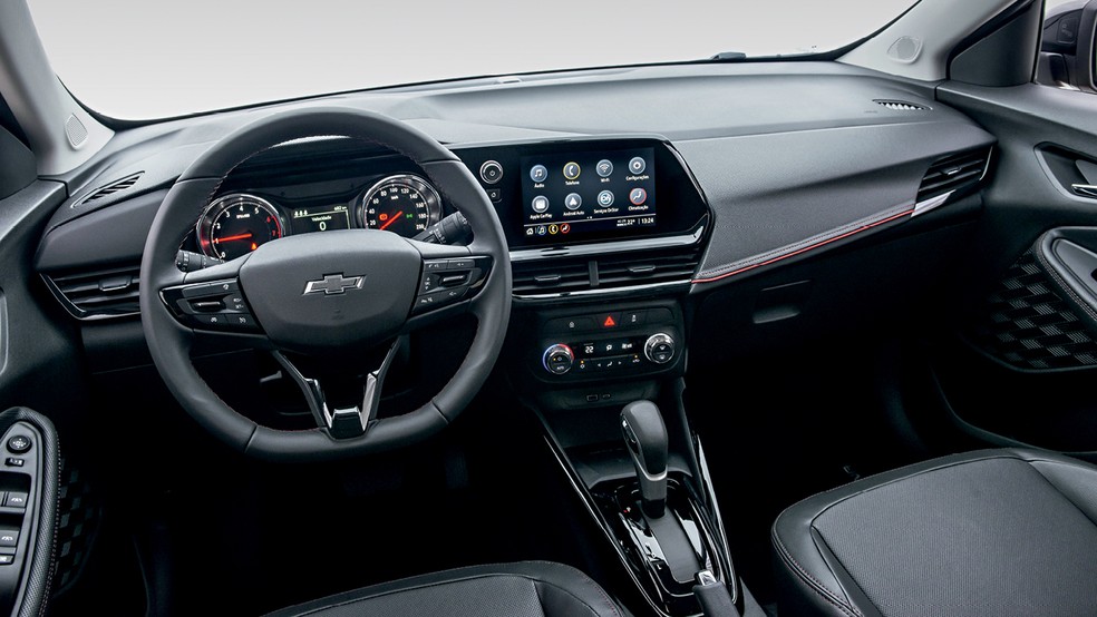 Chevrolet Montana RS - Interior bem resolvido, com traços exclusivos da versão RS, como o emblema preto — Foto: Divulgação