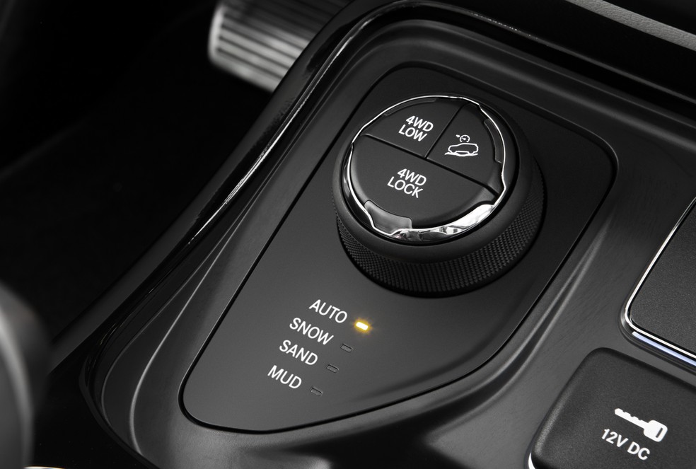 Tração 4x4 do Jeep Compass pode ser acionada por meio de um seletor — Foto: Divulgação