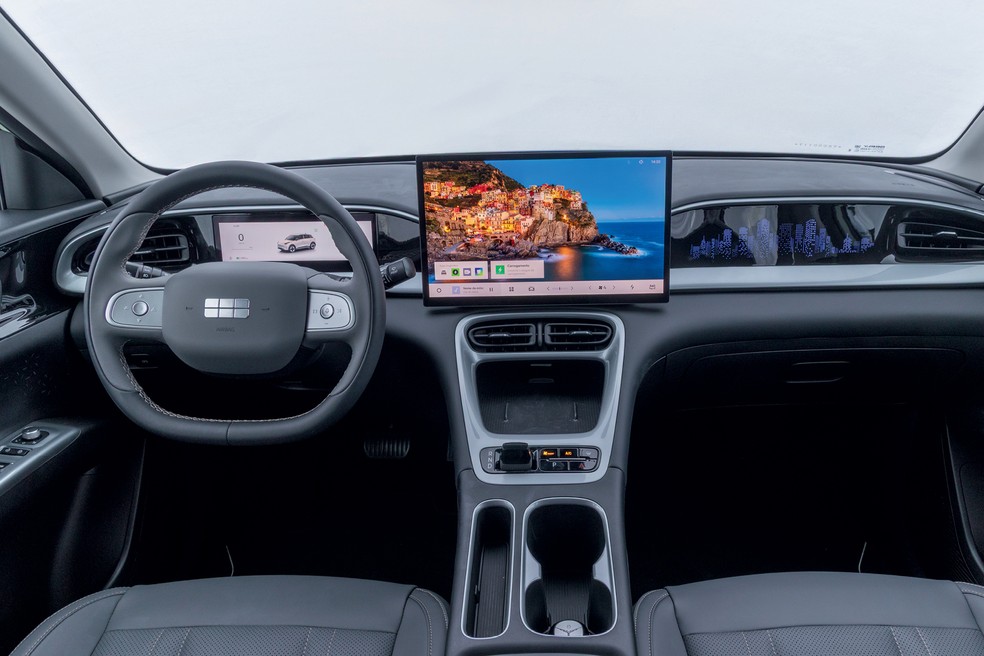 Geely EX2 Max 2026 tem interior ergonômico, mas sem botões físicos no painel — Foto: Renato Durães/Auto News Brasil