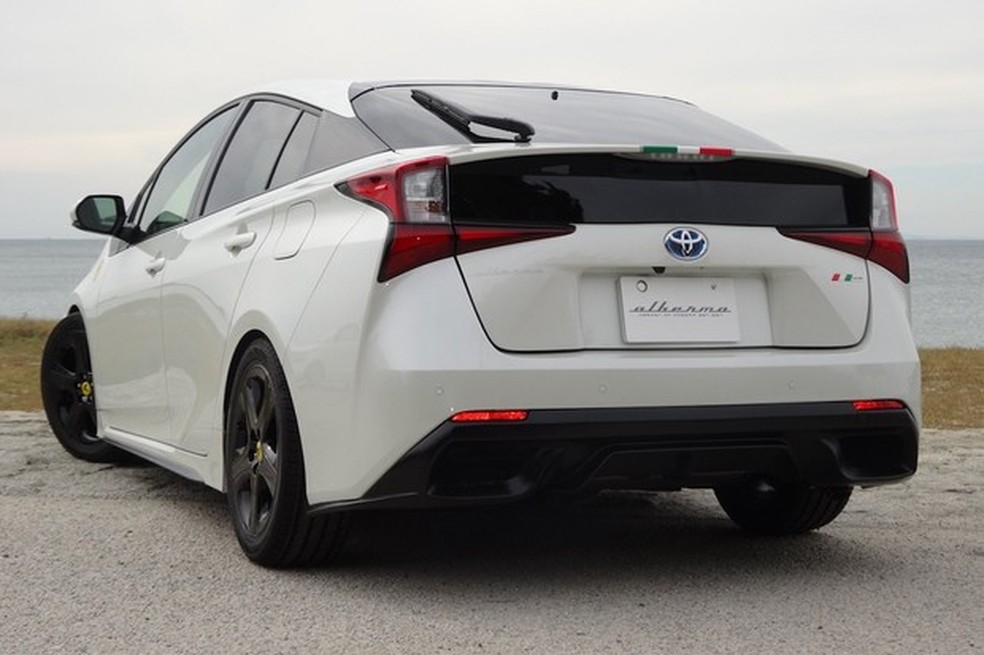 Atrás, um difusor tenta deixar o Prius com aspecto esportivo (Foto: Divulgação) — Foto: Auto Esporte