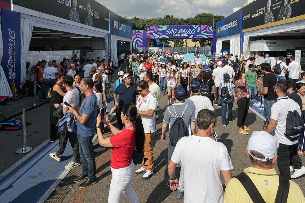 Fórmula E usa estrutura com boxes provisórios, geradores a biodiesel e até talheres de madeira — Foto: Getty Images