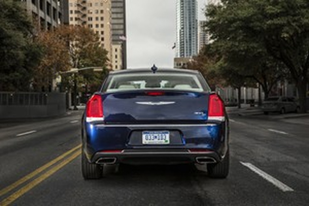 Chrysler 300C 2015 (Foto: Divulgação) — Foto: Auto Esporte