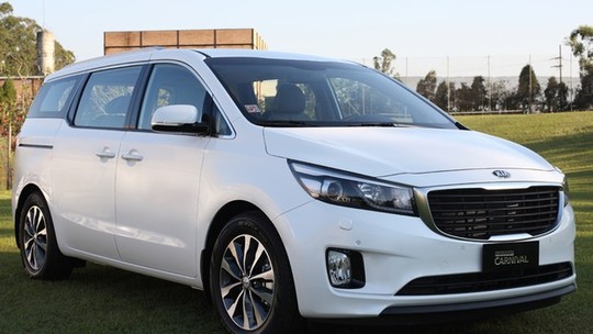 Terceira geração do Kia Grand Carnival chega por R$ 244.900