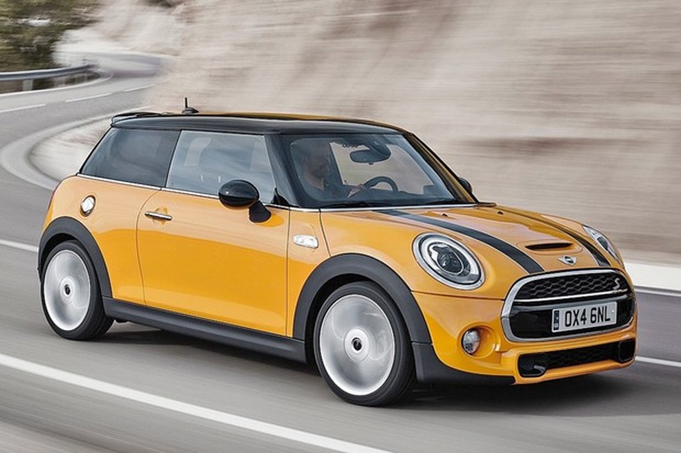 Mini Cooper S duas portas pode ter câmbio manual ou automático (Foto: Divulgação) — Foto: Auto Esporte