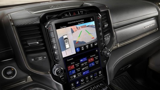 Nova RAM 1500 impressiona pelo tamanho... da tela multimídia
