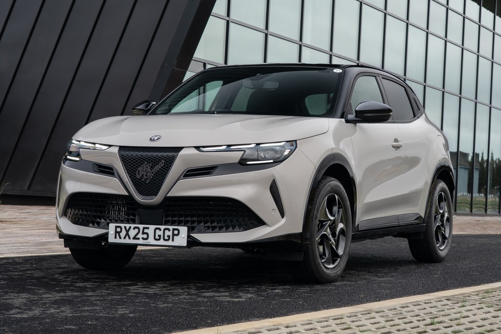 Alfa Romeo Junior entrega até 240 cv na versão elétrica — Foto: Divulgação