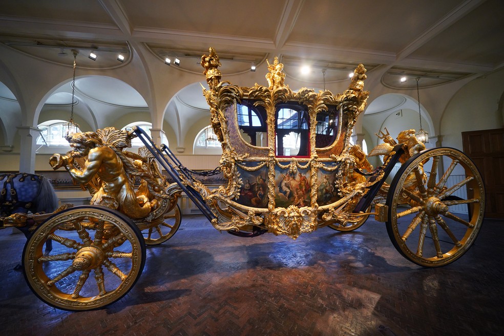 Golden State Coach, a carruagem real britânica, ficou exposta no Palácio de Buckingham antes da coroação — Foto: Getty Images