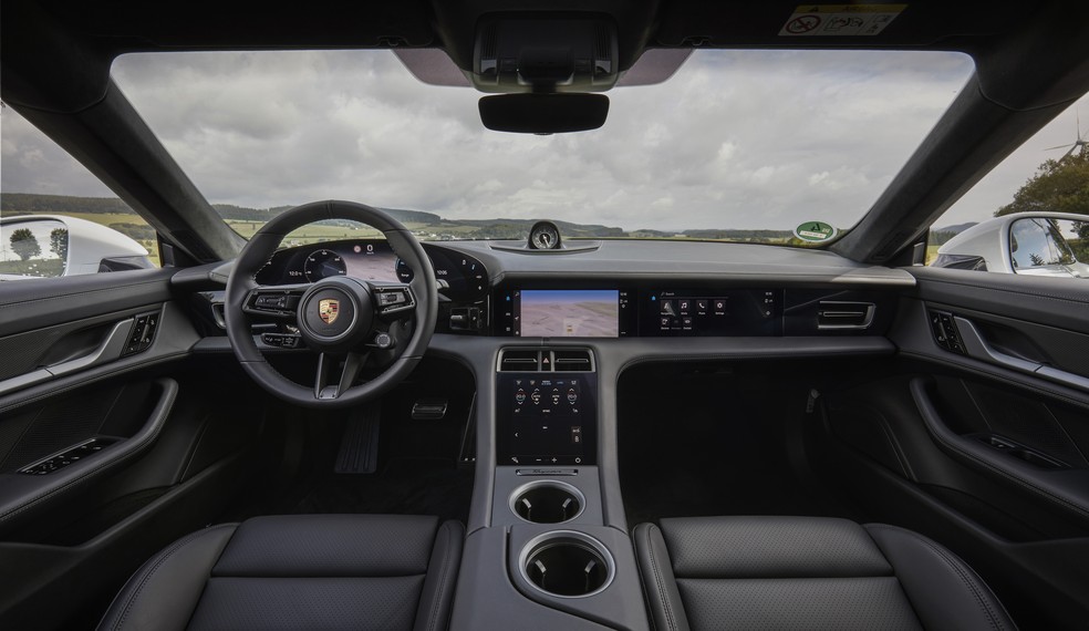 Interior do Porsche Taycan tem pouquíssimos botões — Foto: Divulgação