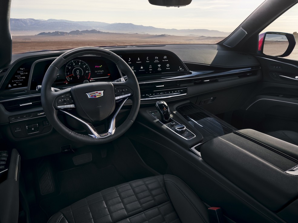 Interior do Cadillac Escalade-V é luxuoso e tecnológico; multimídia e painel de instrumentos formam uma tela de 38 polegadas — Foto: Divulgação