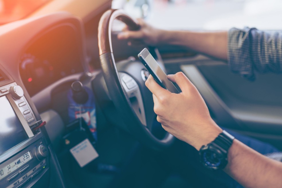 Depois do excesso de velocidade e uso do �lcool, celular ao volante � a maior causa de acidentes de tr�nsito no Brasil � Foto: Getty Images