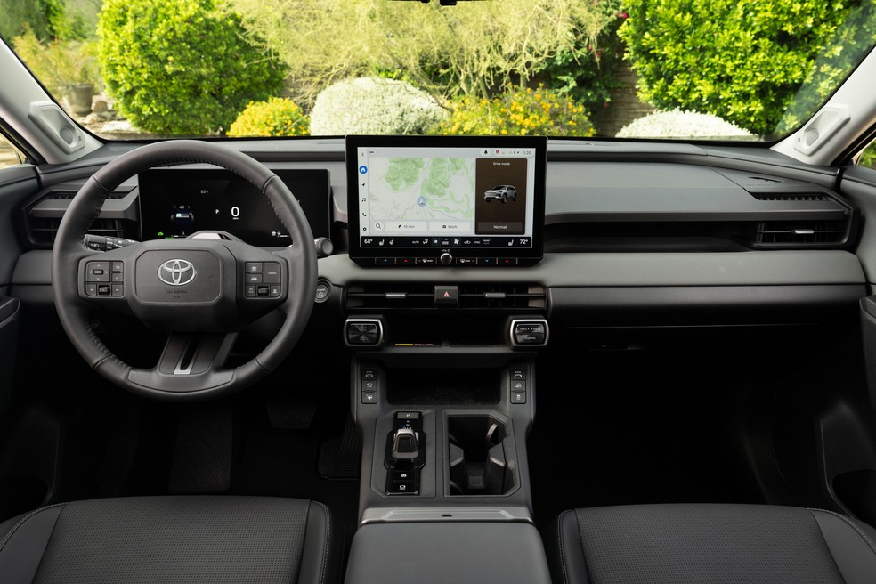 Toyota RAV4 tem duas grandes telas na cabine e amplo espaço interno — Foto: Divulgação/Toyota