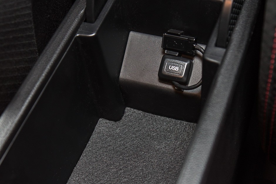 Conexão USB no console central do Civic Si