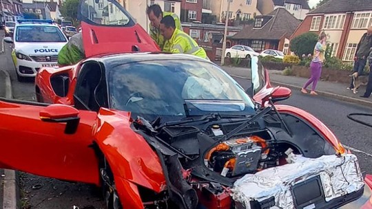 Ferrari SF90 Stradale de 1.000 cv bate em outros cinco carros na Inglaterra e motorista foge