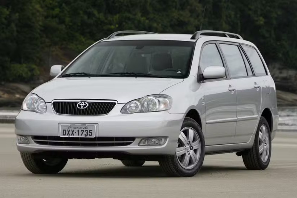 Toyota Fielder tem porta-malas grande e muito conforto — Foto: Divulgação/Toyota