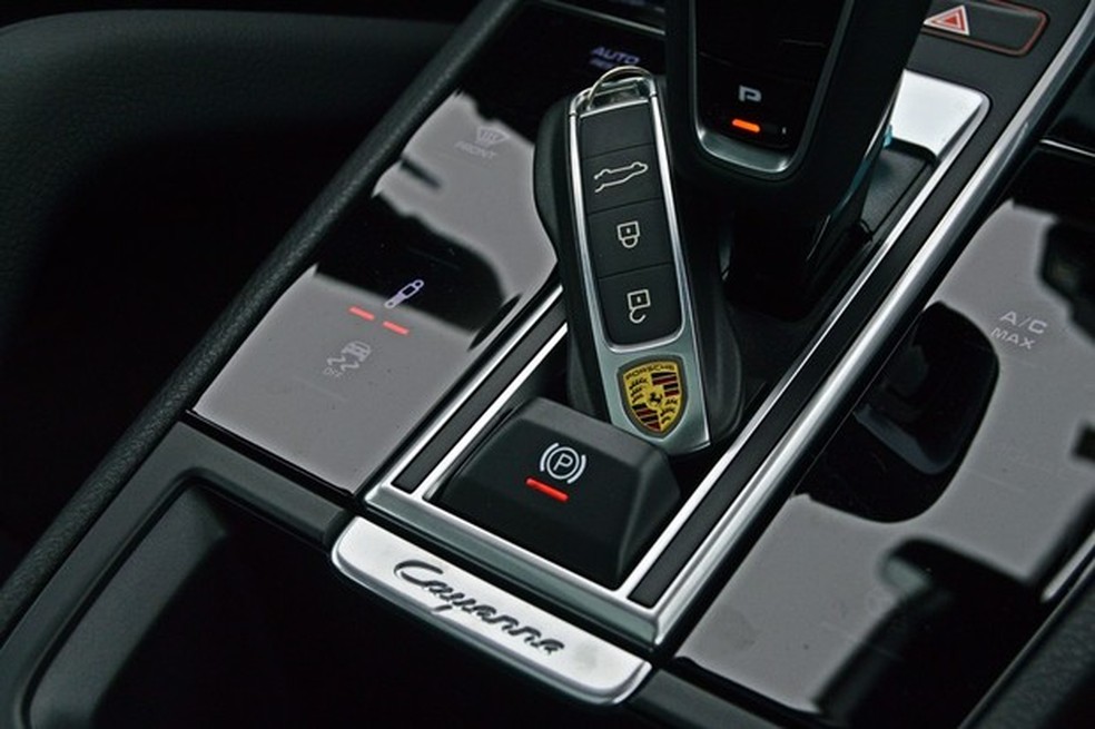 Freio de mão é eletrônico e a chave é presencial (Foto: André Schaun/Auto News Brasil) — Foto: Auto Esporte