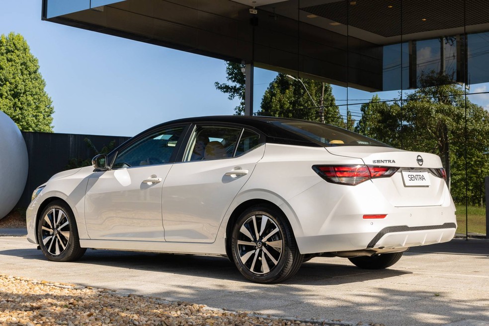Corpulento, Nissan Sentra tem 4,65 metros de comprimento e 2,71 m de entre-eixos — Foto: Divulgação/Nissan
