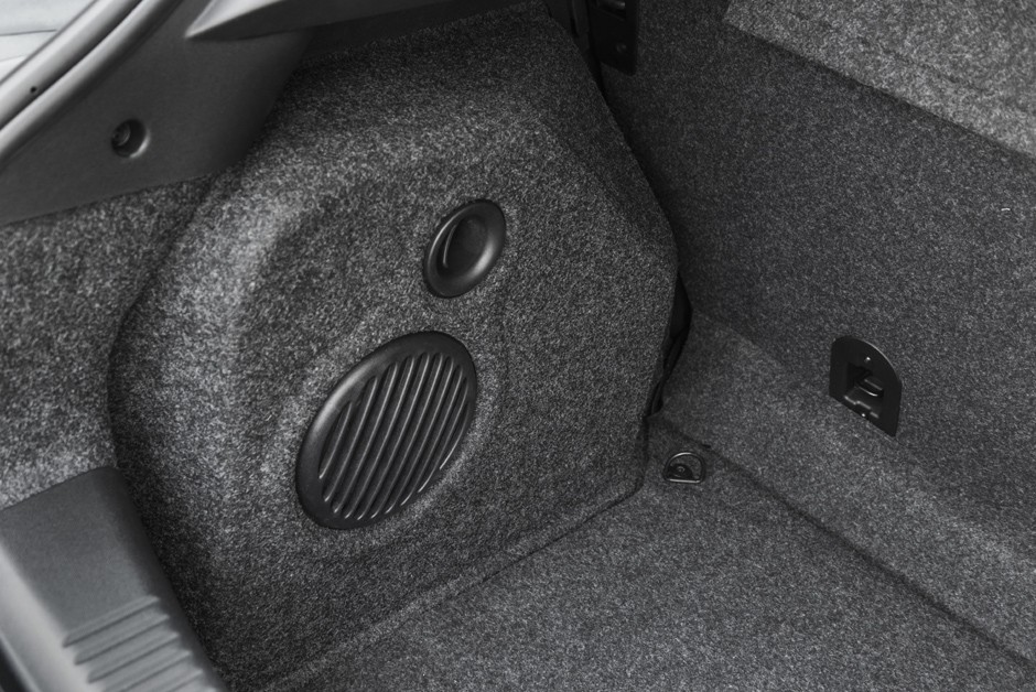 O som é do tipo HiFi e o subwoofer fica no porta malas