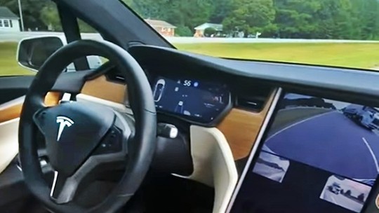 Motorista de Tesla pula para o banco do carona e filma o carro no piloto automático sem ninguém dirigindo