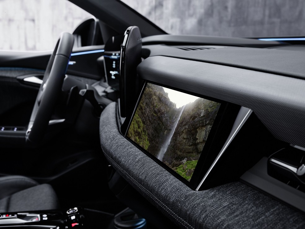 Audi Q6 e-tron vai trazer uma tela para o passageiro controlar várias funções do SUV elétrico — Foto: Divulgação