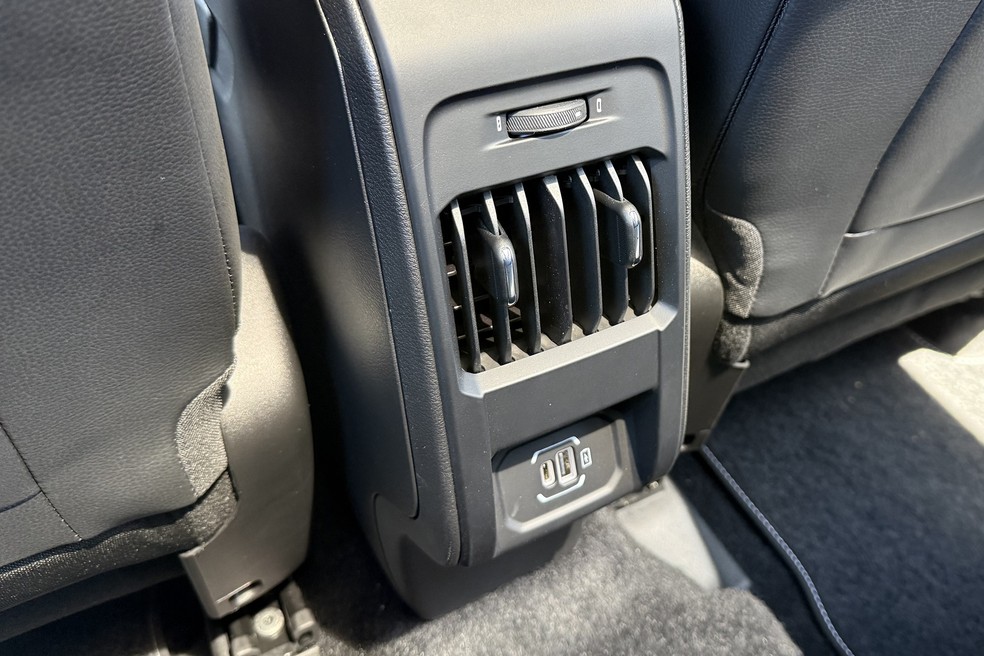 Saída de ar-condicionado para os coupantes do banco traseiro é um mimo do Jeep Renegade 2027 — Foto: Cauê Lira/Auto News Brasil