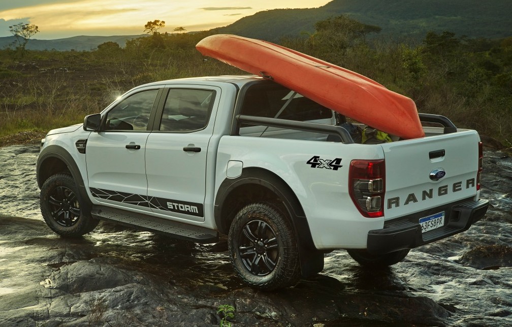 Versão ganha lanternas escurecidas e alargadores de para-lamas — Foto: Divulgação/Ford