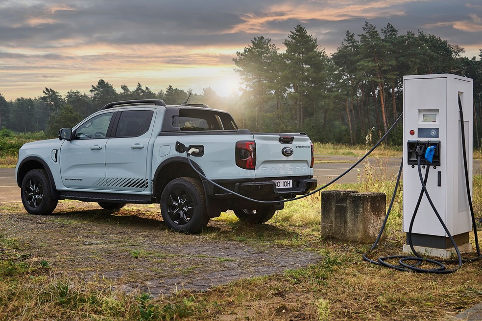Ford Ranger PHEV na Europa tem 279 cv e baterias de 11,8 kWh. Aqui, números serão bem maiores — Foto: Divulgação