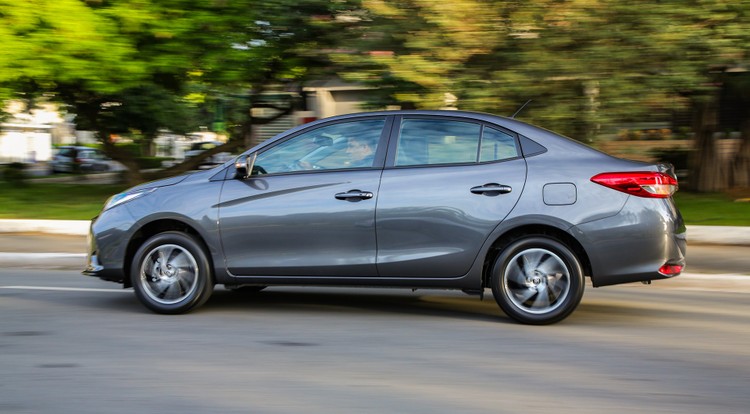 Toyota Yaris XLS sedã 2022-2025 - lateral
