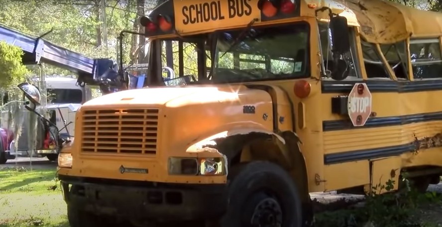 Garoto rouba ônibus escolar e provoca acidente nos Estados Unidos