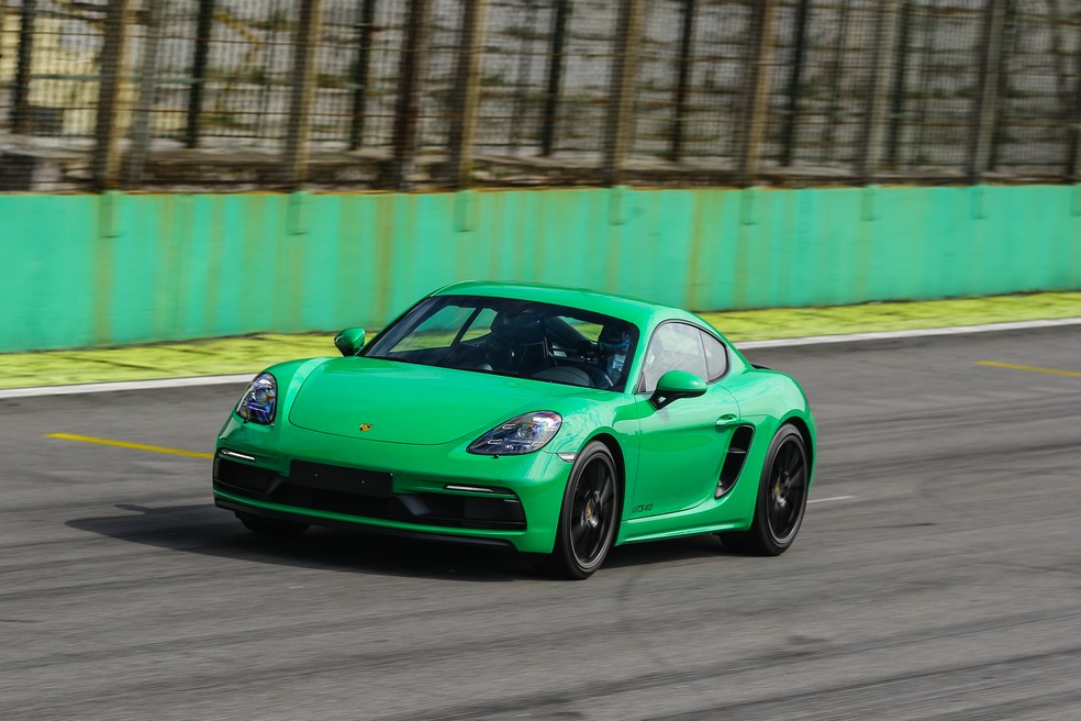 Equipado com câmbio manual, Porsche 718 Cayman é bem mais 'arisco' do que o 911 Turbo S — Foto: Divulgação