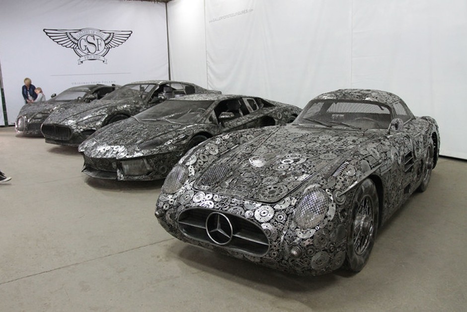 Carros feitos com materiais encontrados em ferro velho