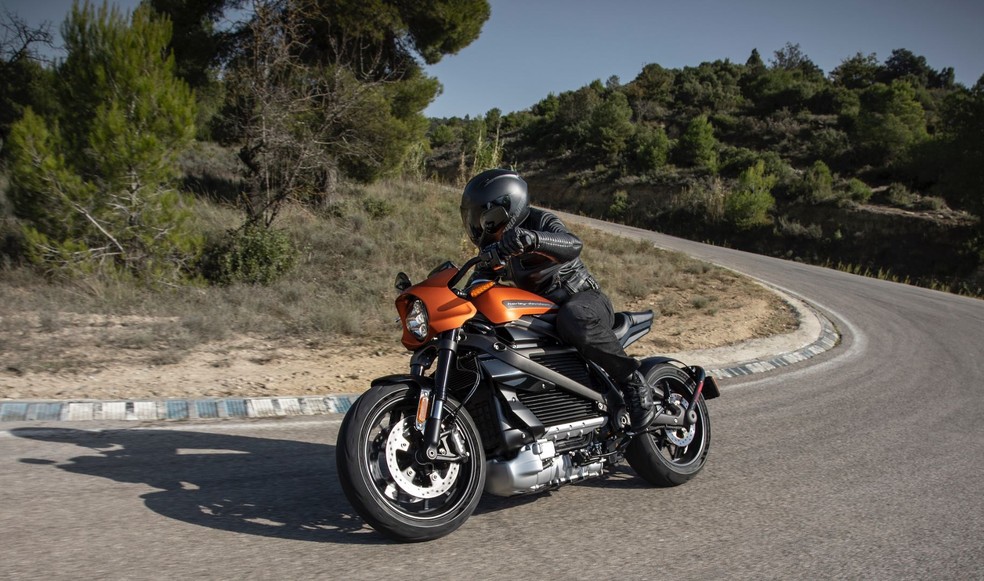 Motos com assento mais fino são mais ágeis, pois facilitam ao motorista abraçar o modelo com as pernas — Foto: Harley Davidson Livewire elétrica/Divulgação