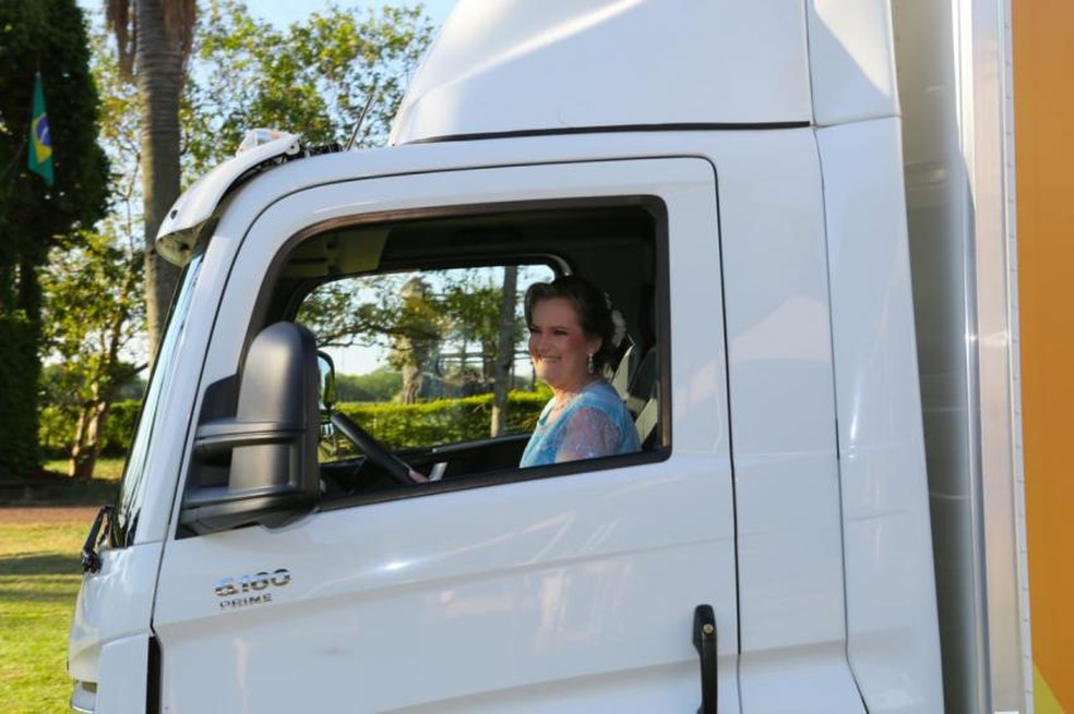 Noiva chega ao casamento dirigindo o VW Delivery 6.160, uma das unidades da frota de sua empresa — Foto: Divulgação