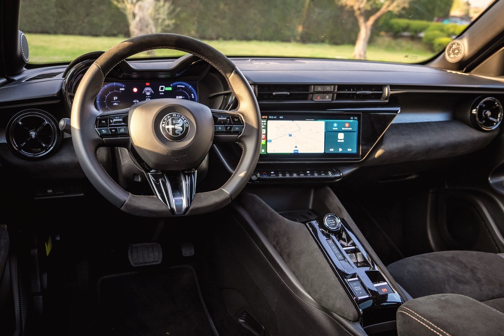 Alfa Romeo Junior tem painel com tela voltada para o lado do motorista — Foto: Divulgação