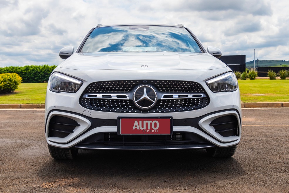 Para-choque do Mercedes-Benz GLA foi redesenhado e tem novas molduras da cor da carroceria — Foto: André Paixão/Auto News Brasil