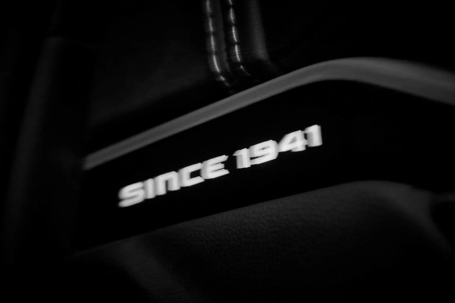 Jeep Compass 2026 Teaser Detalhe Since 1941 — Foto: Divulgação