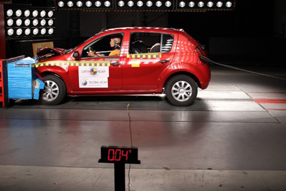 Renault Sandero sem airbag: 1 estrela para passageiro adulto (nota 4,61/16,00) e 2 estrelas para passageiro infantil (nota 18,78/49,00)