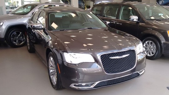 Chrysler 300C reestilizado chega às concessionárias por R$ 204.900