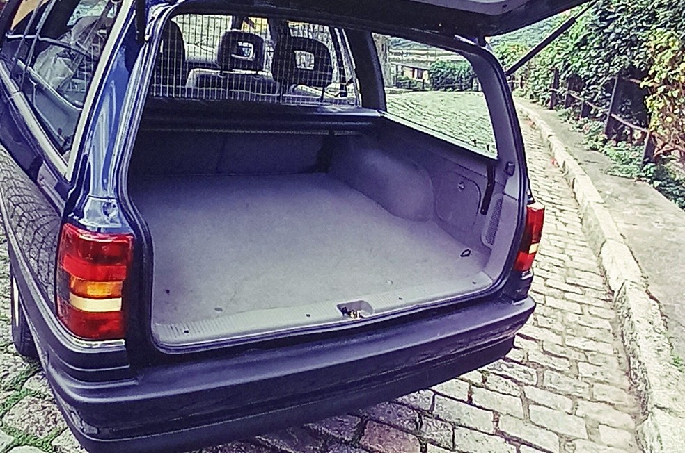 Porta-malas enorme, de 540 litros, trazia rede de proteção, outro ineditismo da perua do Omega — Foto: Auto News Brasil/Acervo MIAU