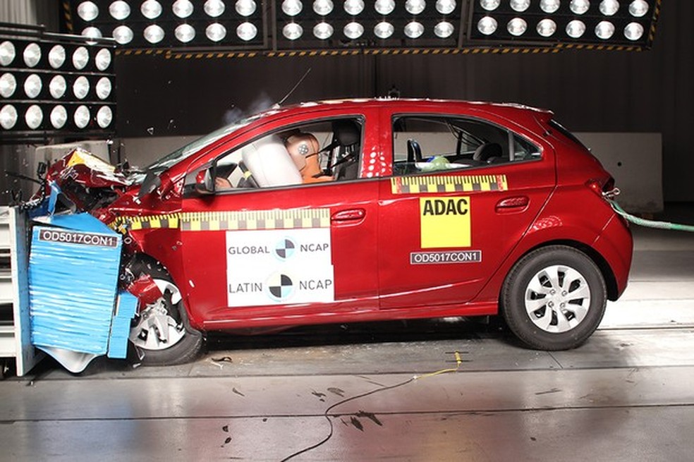 O Chevrolet Onix zerou a primeira avaliação. Após reforços estruturais e novo teste, hatch obteve três estrelas (Foto: Divulgação) — Foto: Auto Esporte