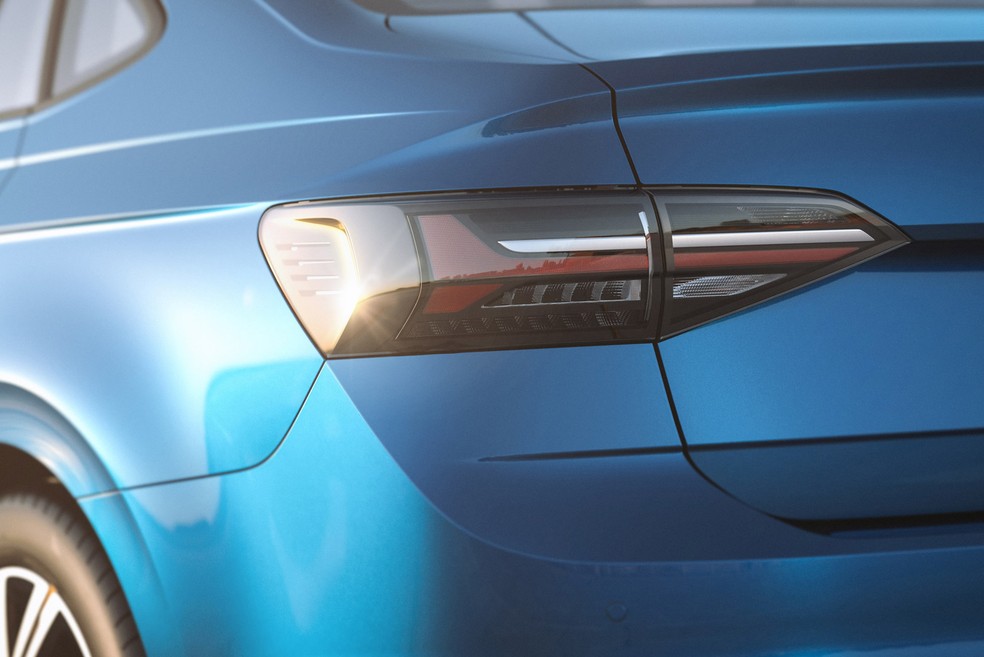 Volkswagen Virtus 2023 traz lanternas com novas lentes e máscara escurecida — Foto: Divulgação