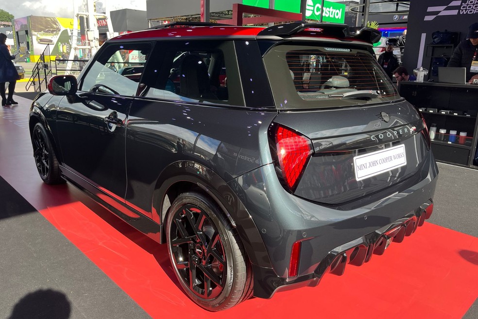 Mini Cooper está disponível com até 10 opções de cores  — Foto: Marcus Celestino/Auto News Brasil