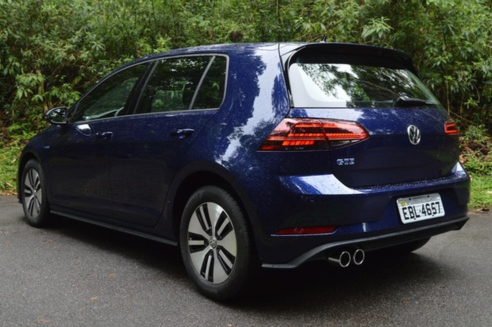 As aerodinâmicas rodas aro 16 são bem diferentes das usadas pelo GTI (Foto: André Schaun/Auto News Brasil) — Foto: Auto Esporte