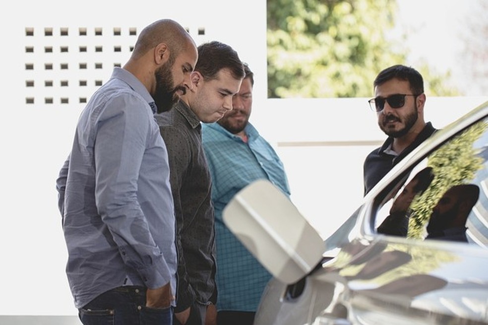 Bruno, à esquerda, observa o abastecimento do A5 GNV (Foto: Fabio Aro/Auto News Brasil) — Foto: Auto Esporte